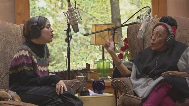 Conversación entre dos mujeres en un estudio de grabación