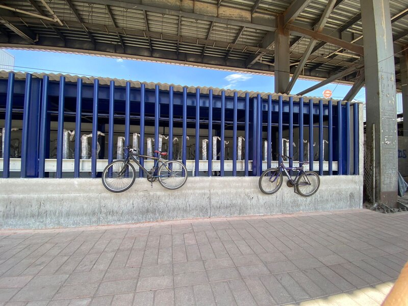 Bicicletas estacionadas en un aparcamiento público