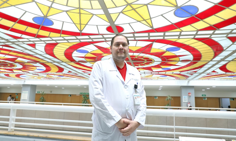 El jefe del servicio de Urología del HGR número 1, “Dr. Carlos MacGregor Sánchez Navarro” del IMSS, doctor Fernando González advirtió el riesgo de no atenderse a tiempo de cálculos renales