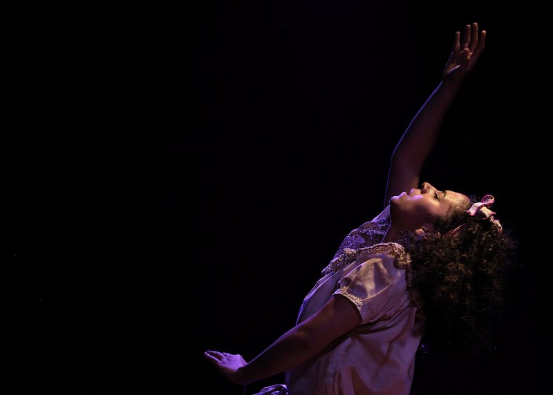 Niña bailando en el escenario