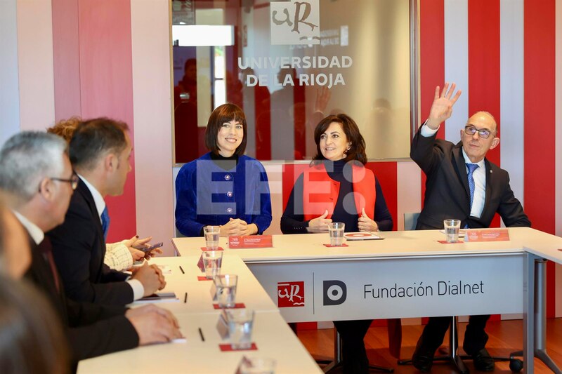 Firma del convenio entre la Universidad de La Rioja y la Fundación Dialnet