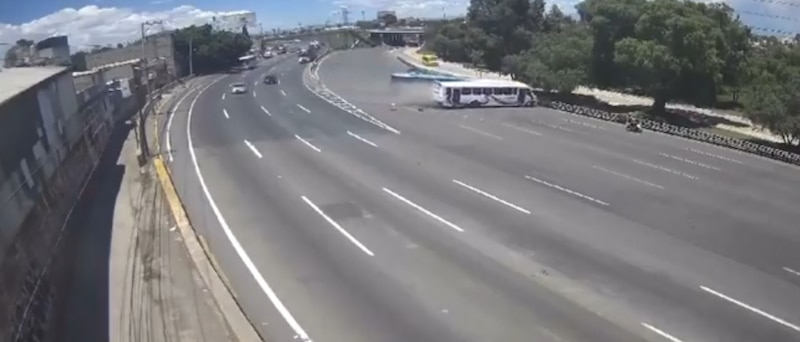 Autobús se estrella contra un muro en una autopista