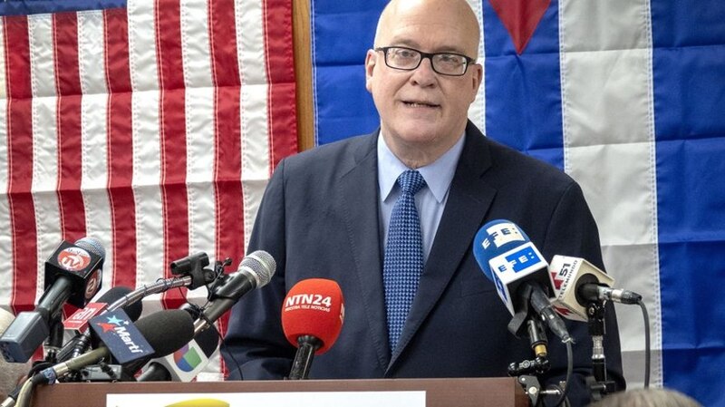 El senador Bob Menéndez, demócrata por Nueva Jersey, habla durante una conferencia de prensa en La Habana, Cuba, el 24 de febrero de 2016.