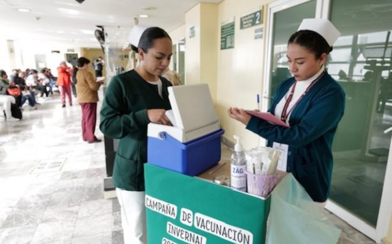 Enfermeras del IMSS preparando vacunas contra influenza y COVID-19 en una unidad médica