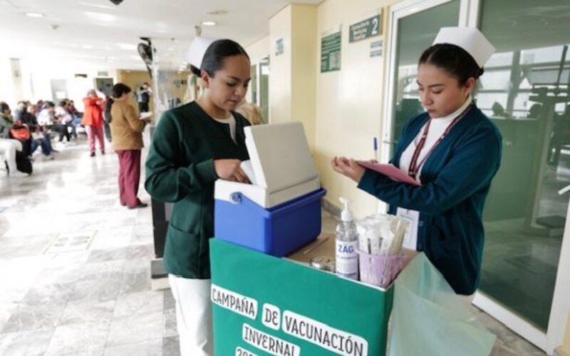 Enfermeras del IMSS preparando vacunas contra influenza y COVID-19 en una unidad médica