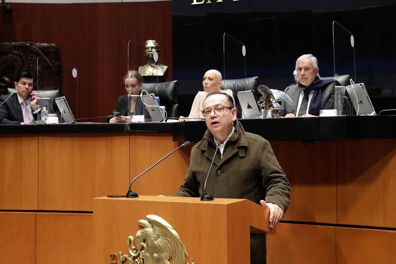 Diputado mexicano da un discurso en el Congreso