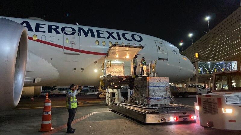 Carga de un avión de Aeroméxico