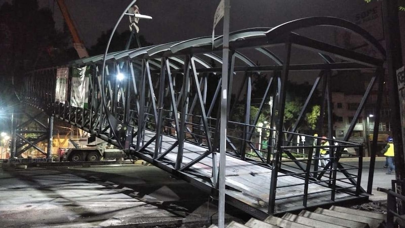 Puente peatonal en construcción