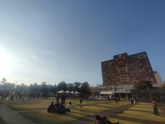 FCE entrega libros en Ciudad Universitaria 