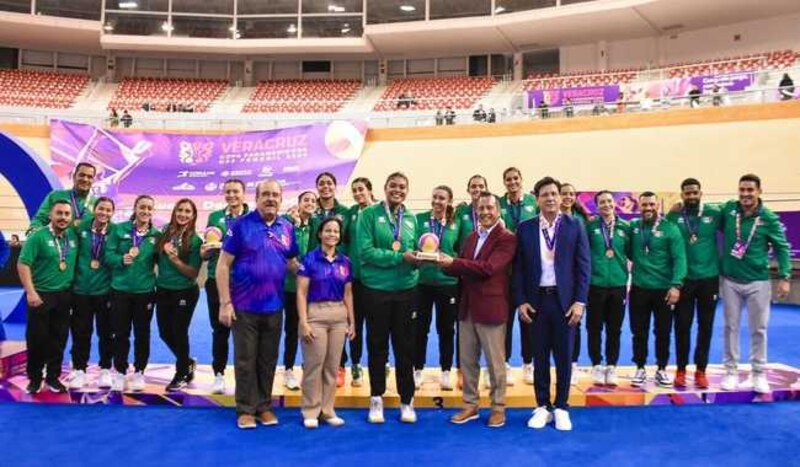 El equipo mexicano de ciclismo celebra su victoria en el Campeonato Mundial de Ciclismo de Pista 2023.