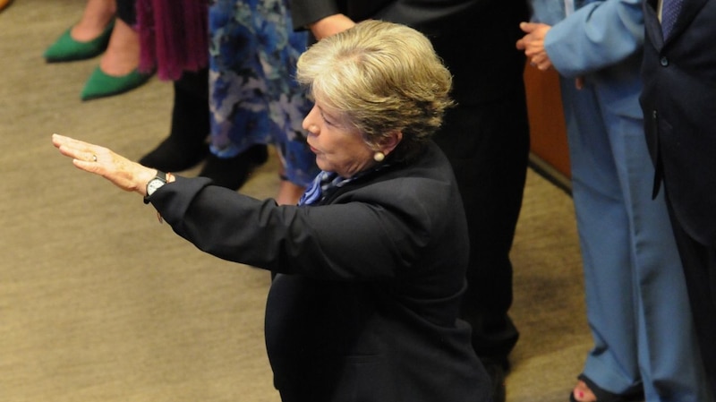 Presidenta de la Cámara de Representantes de los Estados Unidos, Nancy Pelosi, juramentando a los nuevos miembros del Congreso.