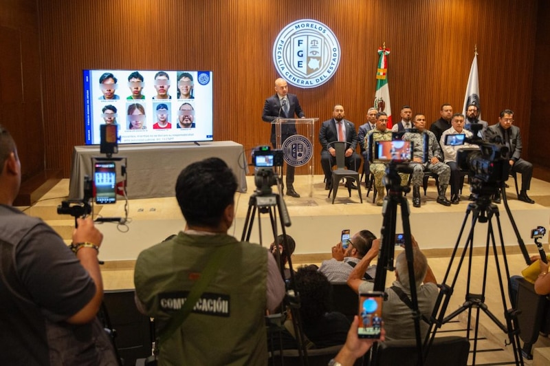 El fiscal Edgar Maldonado en conferencia de prensa sobre detenciones por feminicidio y robo de vehículos en Morelos