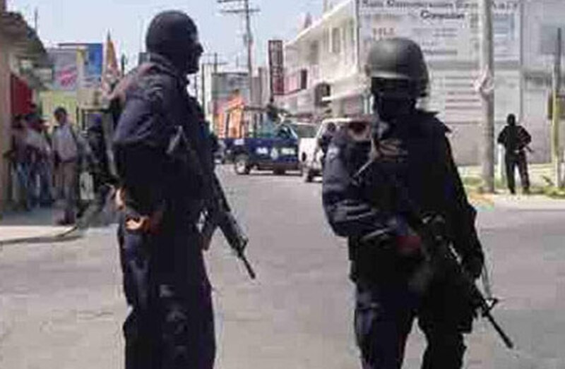 Enfrentamiento entre policías y delincuentes en México