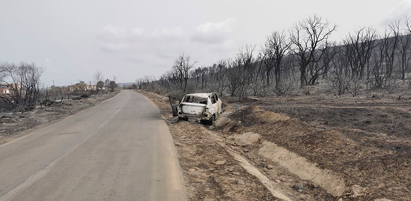 Coche quemado en la carretera