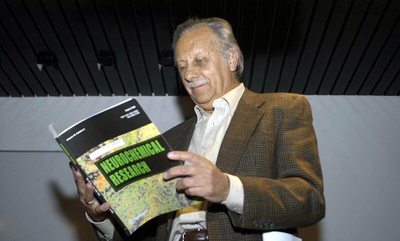 El neurocientífico argentino Facundo Manes lee un libro sobre investigación neuroquímica.