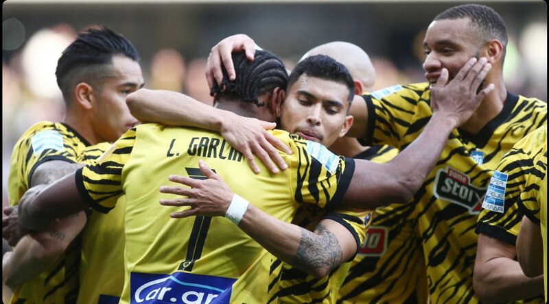 Jugadores de fútbol celebrando un gol