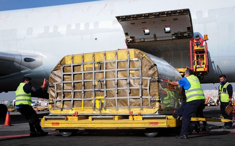 Trabajadores cargando una carga en un avión