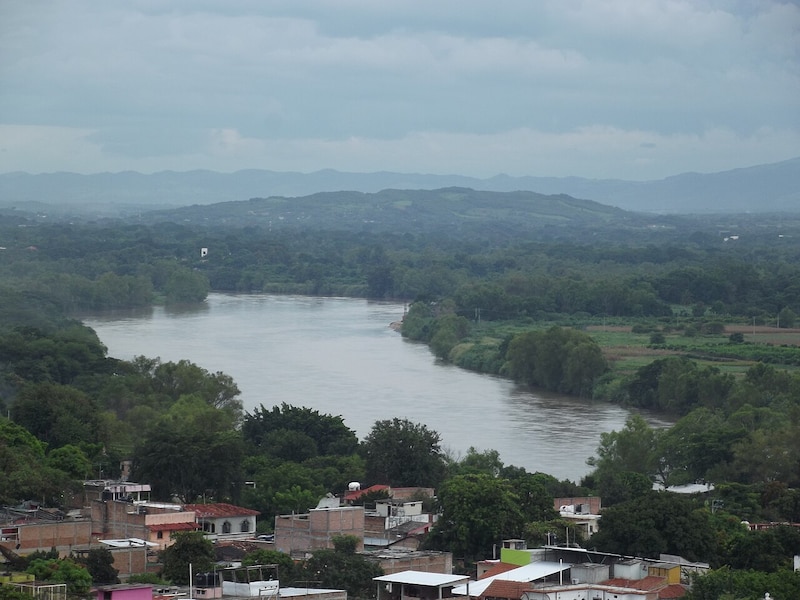 Vista panorámica de un río y una ciudad