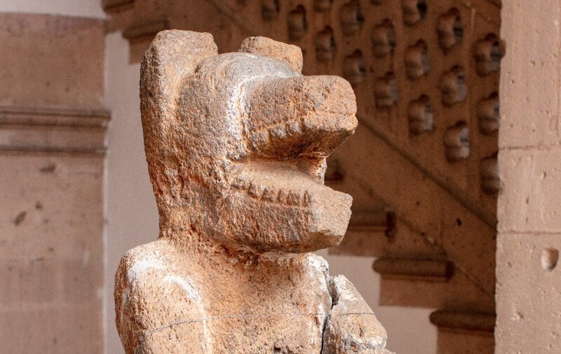 Escultura de un perro de piedra prehispánico