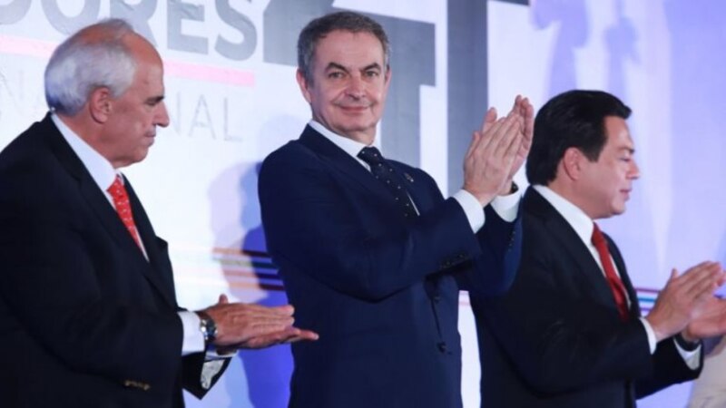 Políticos aplauden en un evento