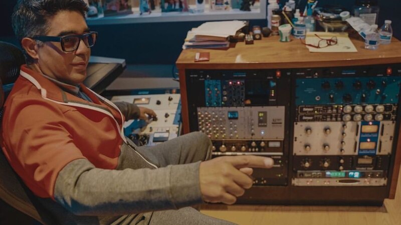 Ingeniero de sonido trabajando en una consola de audio