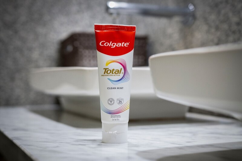 Alerta Santinaria por triclosán en pasta dental Colgate Total
