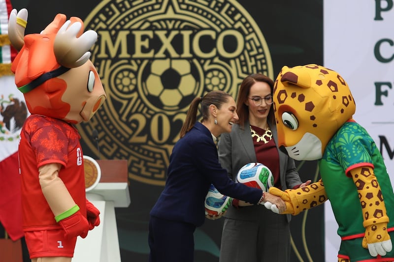 Claudia Sheinbaum, presidenta de México, saluda a la mascota oficial de la Copa del Mundo de la FIFA de México.