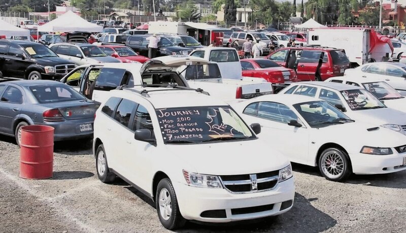 Autos usados en venta en un estacionamiento