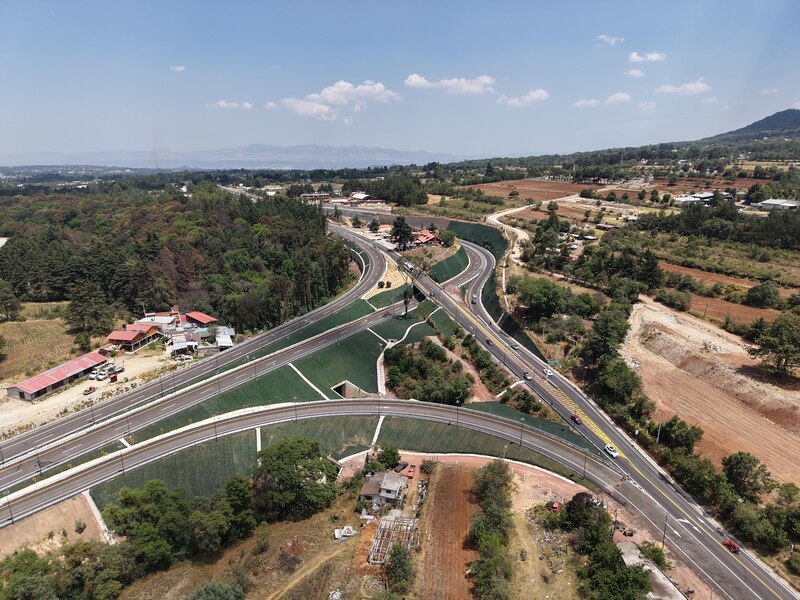 Toma aérea de parte de la inauguración del tramo carretero Real del Monte-Huasca, en el estado de Hidalgo