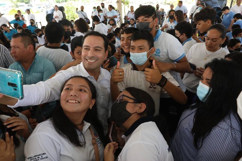 El presidente electo de Colombia, Gustavo Petro, se toma una foto con sus seguidores.