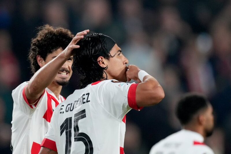 El jugador de fútbol celebra un gol con su compañero