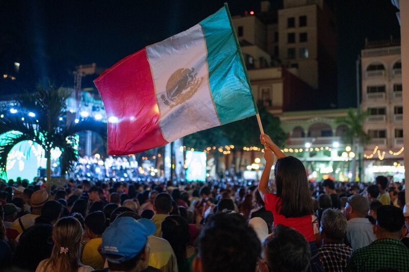 Ondeando la bandera mexicana en un concierto