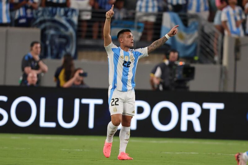 Lautaro Martínez celebra un gol con la camiseta de la selección argentina