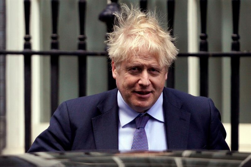 Boris Johnson, el primer ministro británico, se despeina por el viento