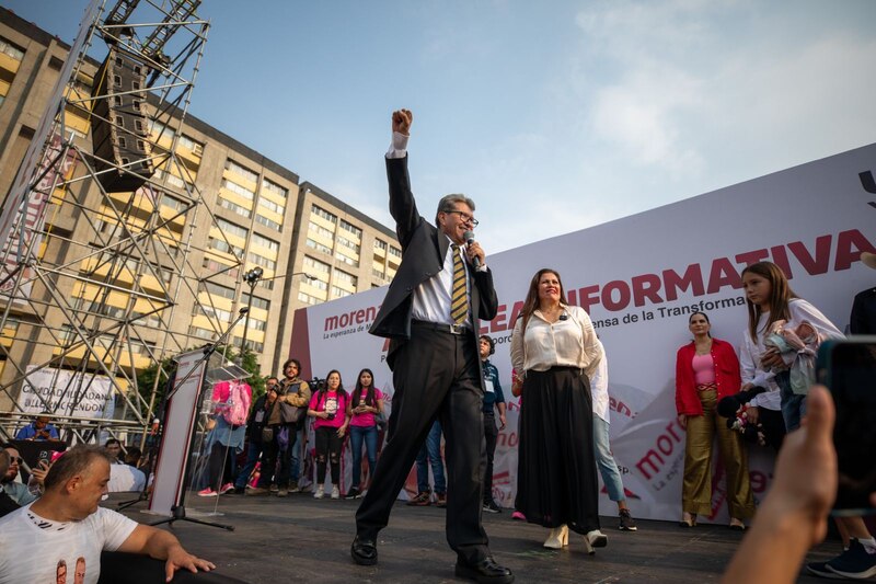 AMLO da discurso en un mitin de Morena
