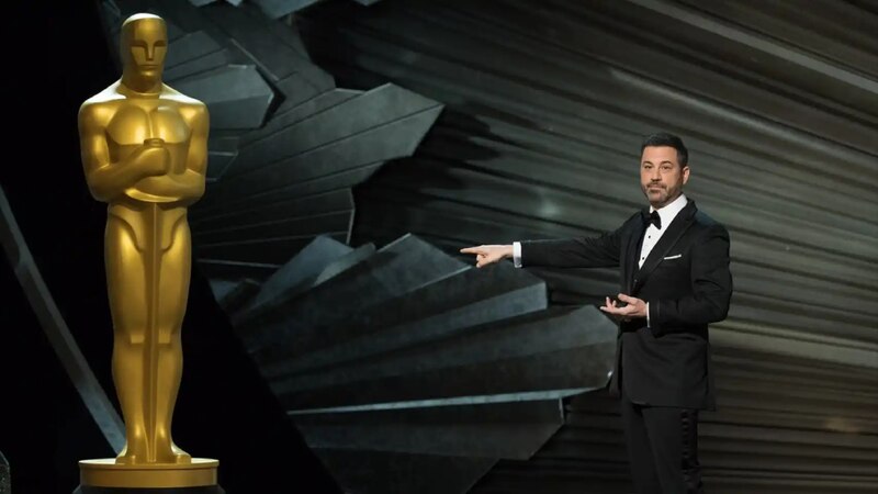 El presentador Jimmy Kimmel señala la estatuilla del Óscar