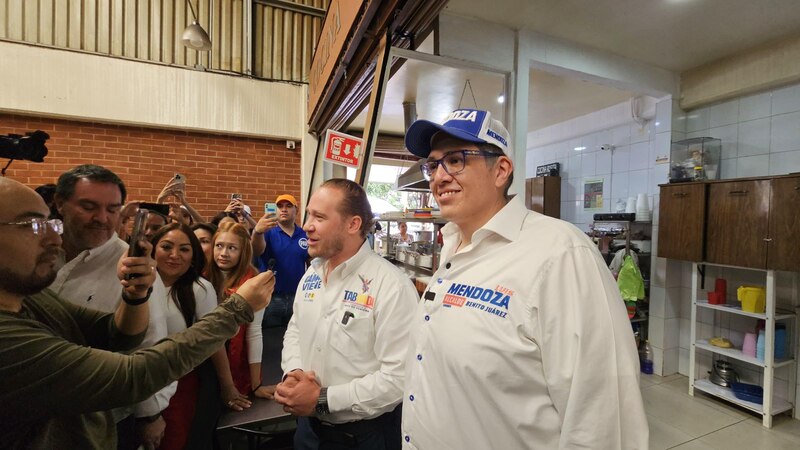 El precandidato a gobernador de Mendoza, Rodolfo Suarez, dialoga con la prensa