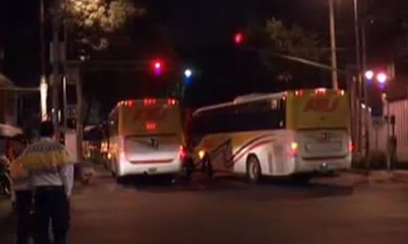 Autobuses urbanos en la noche