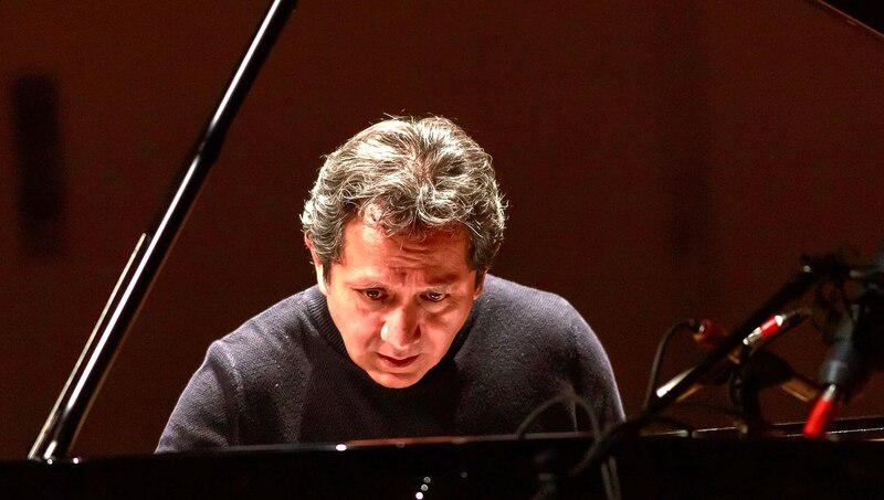 El pianista español Javier Perianes interpreta una pieza de música clásica.