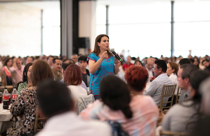 Mujer dando un discurso en un evento