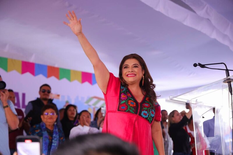 La política mexicana, Claudia Sheinbaum, saluda a sus seguidores durante un evento público.