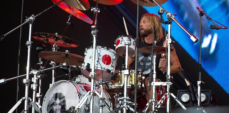 Baterista de rock tocando la batería en un concierto