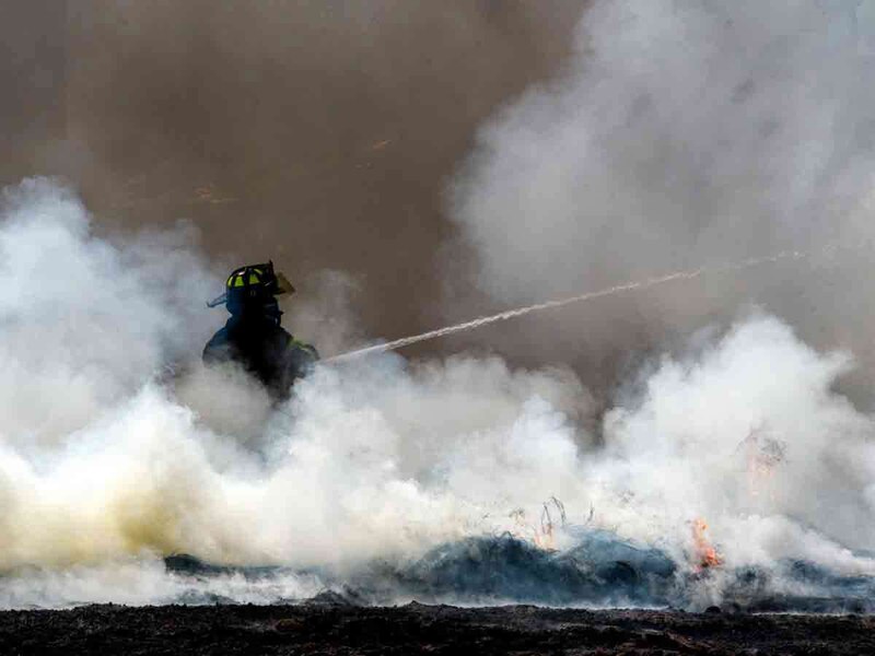 Bombero apaga un incendio