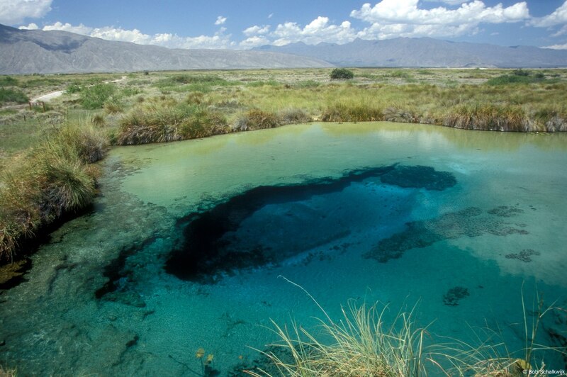 Laguna misteriosa en un entorno natural