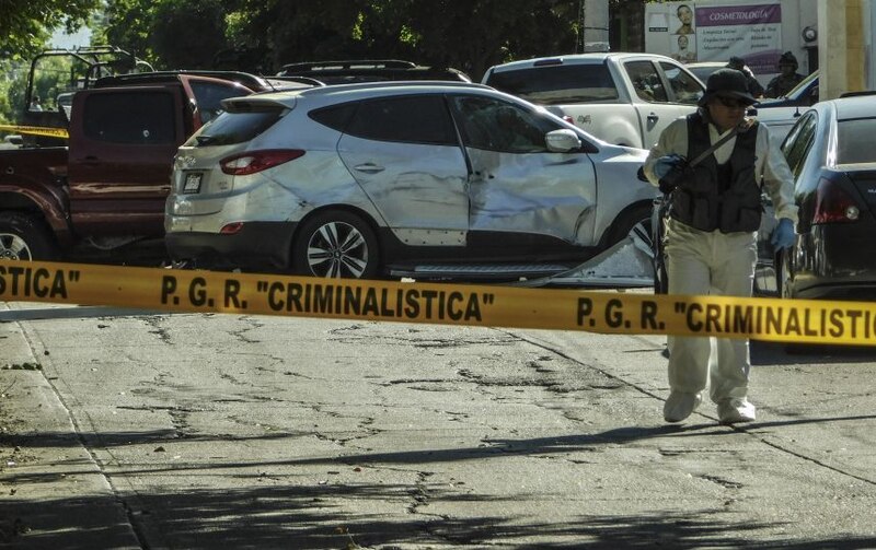 Policía investiga escena del crimen