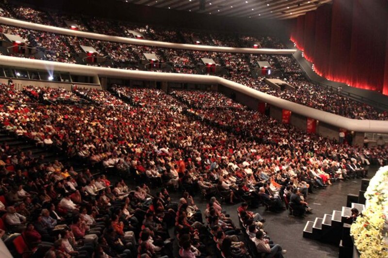 Auditorio lleno de gente