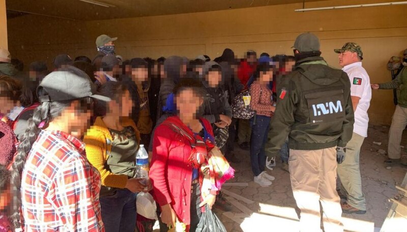 Agentes de migración detienen a un grupo de migrantes en México