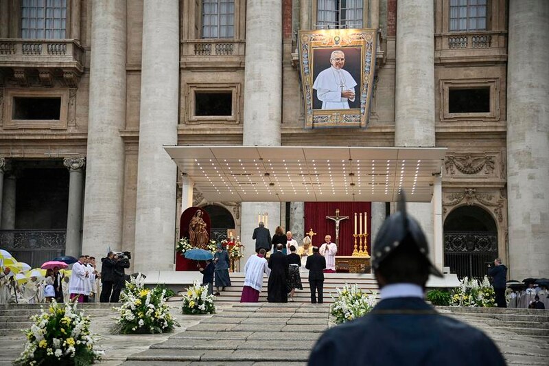 El Papa Francisco saluda a la multitud en la Plaza de San Pedro