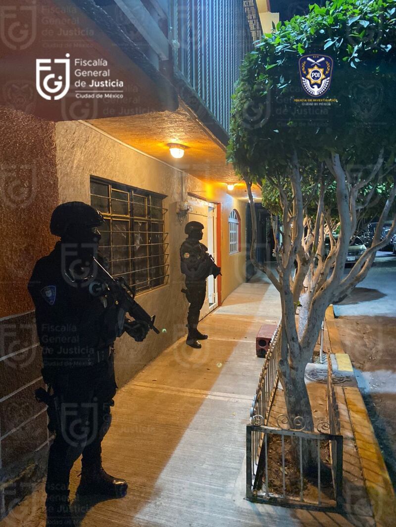 Title:
Detienen a dos presuntos secuestradores en la Ciudad de México