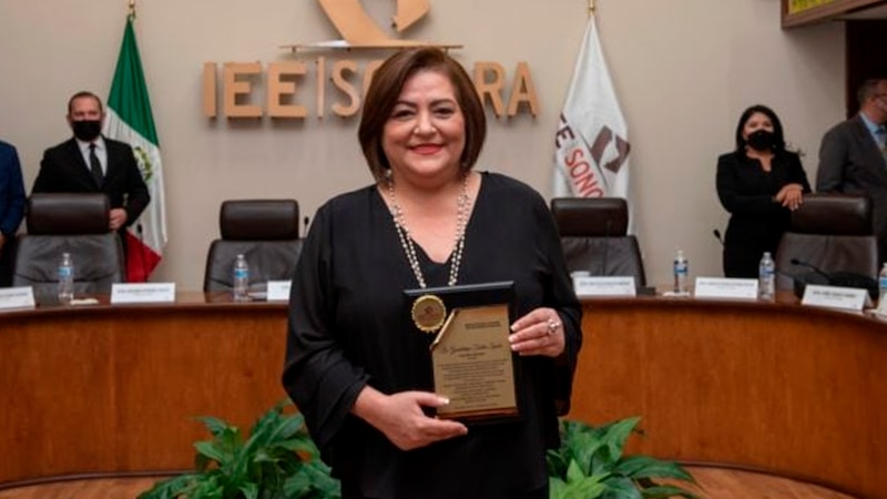 La presidenta del IEEE Sonora recibe un reconocimiento